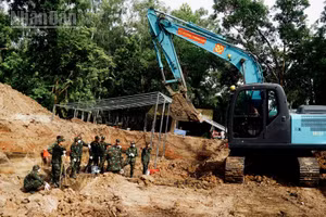 Lực lượng làm nhiệm vụ tìm kiếm, quy tập hài cốt liệt sĩ tại khu B. (Ảnh: LÊ THÀNH)