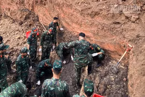 Lực lượng tìm kiếm làm nhiệm vụ tại khu B, Công viên Lê Thị Riêng. 