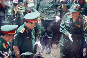 Đại tướng Phan Văn Giang, Ủy viên Bộ Chính trị, Phó Thủ tướng Chính phủ, Bộ trưởng Quốc phòng tại hiện trường khu vực quy tập liệt sĩ ở Công viên Lê Thị Riêng. 
