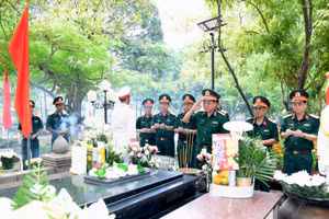 Đoàn công tác Bộ Tư lệnh Thành phố Hồ Chí Minh dâng hương tri ân các Anh hùng liệt sĩ tại Đặc khu Côn Đảo. 