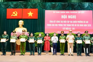 Khen thưởng các tập thể, cá nhân có thành tích xuất sắc trong đợt diễn tập. 