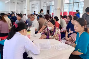 Đông đảo người dân đến các điểm khám sức khỏe do phường Phước Thắng tổ chức. 