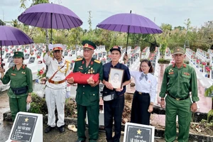Gia đình đưa liệt sĩ Vũ Khắc Thụ về quê hương an táng.