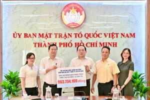 Lãnh đạo Ủy ban Mặt trận Tổ quốc Việt Nam Thành phố Hồ Chí Minh tiếp nhận kinh phí hỗ trợ từ Bệnh viện đại học Y dược Thành phố.