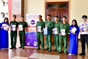 Hạ sĩ quan và binh sĩ trực tiếp tìm hiểu cơ hội việc làm với đơn vị tuyển dụng. (Ảnh: CTV)