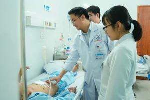 Các bác sĩ tại Bệnh viện Thống Nhất thăm khám cho bệnh nhân sau phẫu thuật. 