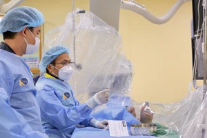 Ê-kíp bác sĩ phẫu thuật can thiệp mạch vành. (Ảnh: Bệnh viện cung cấp)