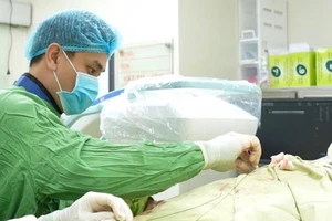 Ê-kíp bác sĩ can thiệp khôi phục dòng máu nuôi thận cho người bệnh. (Ảnh: Bệnh viện cung cấp)