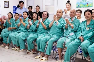 Những bệnh nhân điều trị ung thư vú tại Bệnh viện Chợ Rẫy tham gia sinh hoạt nâng cao sức khỏe tinh thần. (Ảnh: Bệnh viện cung cấp)