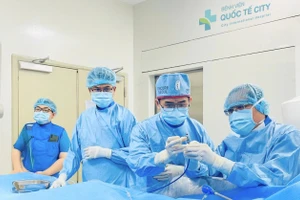 Ê-kíp bác sĩ thực hiện ca can thiệp tim cho bệnh nhân gần 100 tuổi. (Ảnh: Bệnh viện cung cấp)