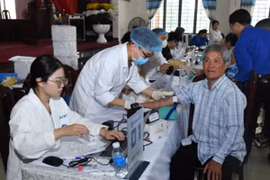 Công tác lấy mẫu sinh phẩm ADN em ruột liệt sĩ Huỳnh Văn Quên. (Ảnh: Bộ Tư lệnh Thành phố Hồ Chí Minh)