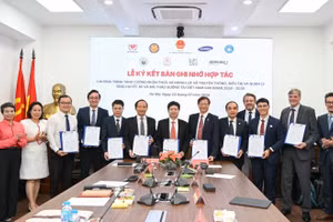 Quang cảnh lễ ký kết giữa các đơn vị.