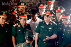 Đại tướng Nguyễn Trọng Nghĩa trao đổi với lực lượng làm nhiệm vụ tìm kiếm, quy tập hài cốt liệt sĩ tại Công viên Lê Thị Riêng. (Ảnh: Thế Anh)