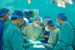 Ê-kíp phẫu thuật tạo hình vành tai cho bệnh nhi.