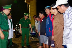 Các thuyền viên bị nạn được Bộ đội Biên phòng đưa vào bờ an toàn. (Ảnh: CTV)