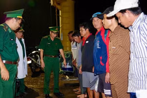 Các thuyền viên bị nạn được Bộ đội Biên phòng đưa vào bờ an toàn. (Ảnh: CTV)