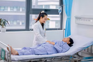 Bác sĩ thăm khám bệnh nhân sau phẫu thuật cấp cứu. 