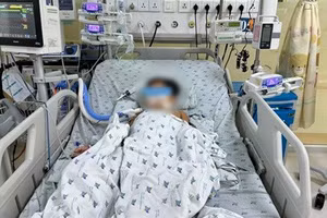 Bé trai 7 tuổi được điều trị tại Bệnh viện Nhi đồng thành phố Cần Thơ. (Ảnh: Bệnh viện cung cấp)