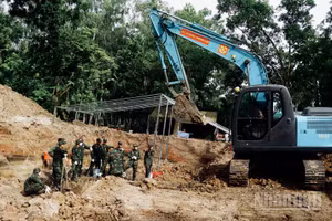 Công tác tìm kiếm, quy tập hài cốt liệt sĩ tại khu B, Công viên Lê Thị Riêng. (Ảnh: LÊ THÀNH)