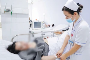 Một bệnh nhân trong vụ cháy đang điều trị tại Bệnh viện Nhân dân Gia Định. (Ảnh: Bệnh viện cung cấp)