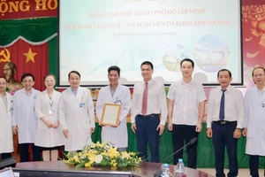 Bác sĩ Võ Thái Trung nhận thư khen của Bí thư Thành ủy Thành phố Hồ Chí Minh. (Ảnh: Bệnh viện cung cấp)