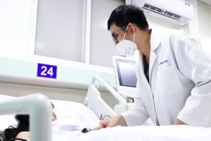 Bác sĩ Bệnh viện Nhân dân Gia Định thăm khám cho bệnh nhân trong vụ cháy.