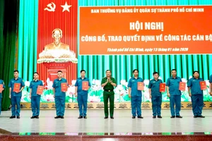 Trao quyết định cán bộ cho Ban Chỉ huy Quân sự cấp xã tại Thành phố Hồ Chí Minh.