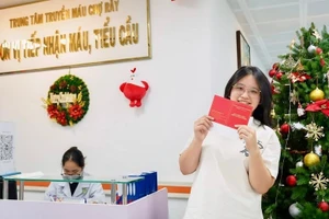 Một bạn trẻ tham gia hiến máu tình nguyện tại Bệnh viện Chợ Rẫy.