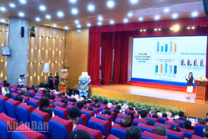 Diễn giả trình bày tham luận khoa học tại hội thảo. 
