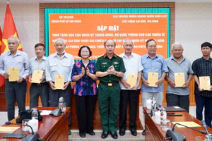 Thủ trưởng Bộ Tư lệnh Thành phố Hồ Chí Minh trao quà cho cựu chiến binh Biệt động Sài Gòn-Gia Định. 