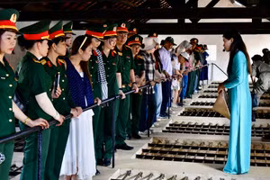 Tham quan di tích lịch sử tại đặc khu Côn Đảo. (Ảnh: HỮU TÂN) 