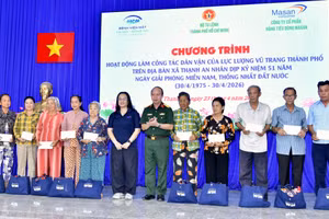 Thủ trưởng Bộ Tư lệnh Thành phố Hồ Chí Minh trao quà cho người dân tại xã Thạnh An. (Ảnh: HỮU TÂN)