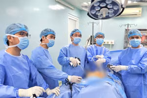 Tiến sĩ, Bác sĩ Chuyên khoa II Nguyễn Phú Hữu (ở giữa), cùng ê-kíp đang phẫu thuật. (Ảnh: Bệnh viện cung cấp)