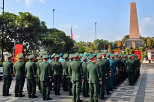 Lực lượng vũ trang Quân khu 7 viếng Nghĩa trang liệt sĩ Thành phố Hồ Chí Minh. (Ảnh: TIẾN DƯƠNG)