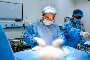 Ê-kíp phẫu thuật xử trí ca bệnh. (Ảnh: Bệnh viện cung cấp)