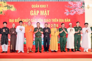 Thủ trưởng Bộ Tư lệnh Quân khu 7 chụp hình lưu niệm cùng đại biểu chức sắc, chức việc các tôn giáo. 