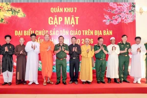 Thủ trưởng Bộ Tư lệnh Quân khu 7 chụp hình lưu niệm cùng đại biểu chức sắc, chức việc các tôn giáo. 