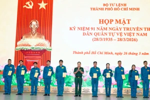 Thủ trưởng Bộ Tư lệnh Thành phố tặng quà cho dân quân thường trực có hoàn cảnh khó khăn.