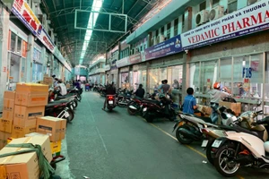Hoạt động sôi động bên trong chợ thuốc Tô Hiến Thành, phường Hòa Hưng. 