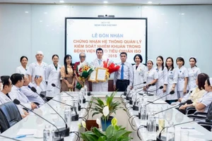 Lễ trao chứng nhận ISO 9001:2015 cho Khoa Kiểm soát nhiễm khuẩn, Bệnh viện Chợ Rẫy. 