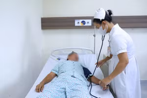 Một bệnh nhân đột quỵ được kiểm tra sức khỏe sau can thiệp cấp cứu. 