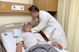 Bác sĩ thăm khám bệnh nhân. (Ảnh: Bệnh viện cung cấp)