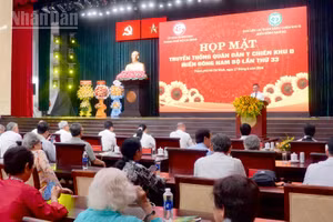 Quang cảnh chương trình họp mặt. 