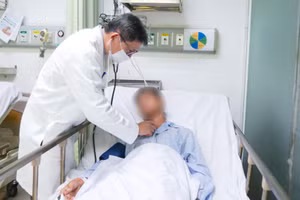 Bác sĩ thăm khám bệnh nhân bị nhồi máu cơ tim. (Ảnh: Bệnh viện cung cấp)