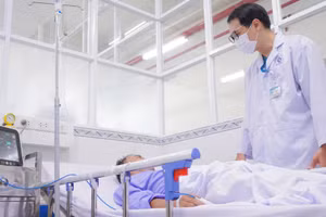 Bác sĩ thăm khám người bệnh sau cấp cứu đột quỵ. (Ảnh: Bệnh viện cung cấp)
