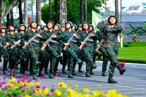 Chiến sĩ mới tại Trung đoàn Gia Định duyệt đội ngũ. (Ảnh: Hữu Tân)
