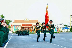 Cán bộ, chiến sĩ lực lượng vũ trang Thành phố Hồ Chí Minh tham gia chào cờ đầu Xuân Bính Ngọ. (Ảnh: HỮU TÂN)