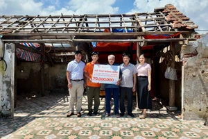 Đại diện Quỹ khởi sự từ tâm trao hỗ trợ cho gia đình bị thiệt hại sau bão số 10.