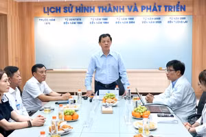 Thứ trưởng Y tế Nguyễn Tri Thức làm việc tại Bệnh viện Nhi Đồng 1. 