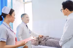 Bác sĩ thăm khám cho bệnh nhi sau phẫu thuật. 